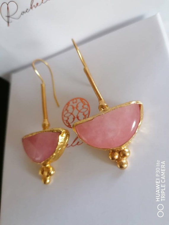 Spectacular pair of Etruscan style earrings in matt gold on bronze and finished with natural rose quartz