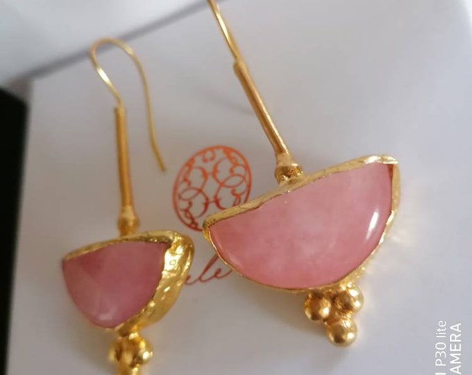 Spectacular pair of Etruscan style earrings in matt gold on bronze and finished with natural rose quartz
