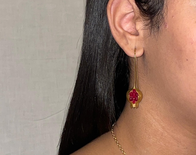Small pomegranate earrings in gold on bronze and finished with natural red garnets