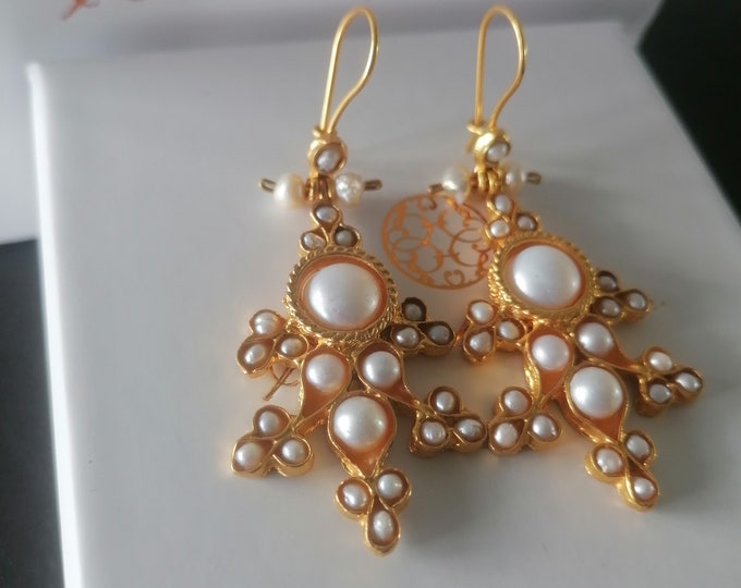 Spectacular pair of earrings in matte gold on bronze and finished with natural pearls