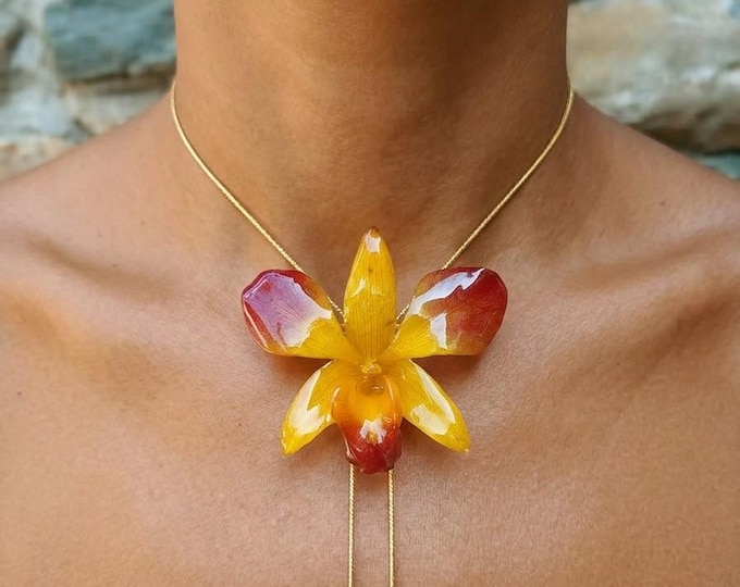 Collana Orchidea Gialla e Viola in Resina, Gioiello Floreale Artigianale, Pendente Fiore Naturale, Regolabile con Saliscendi , Regalo Unico