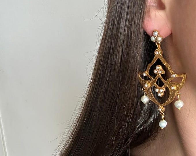 Pair of earrings in matte gold on bronze and finished with natural pearls