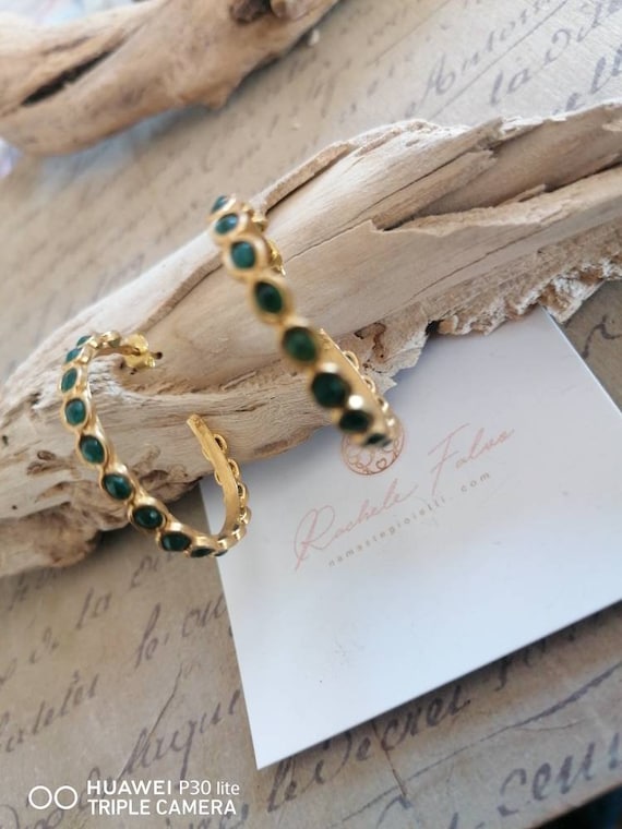 Hoop earrings in matt gold on bronze and finished with natural green jades