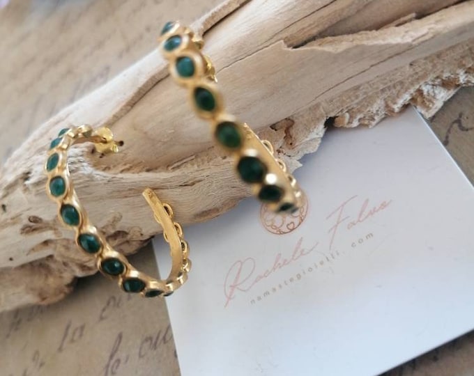 Hoop earrings in matte gold on bronze and finished with natural green jades