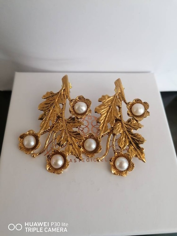 Pair of earrings in gold on bronze and finished with natural pearls