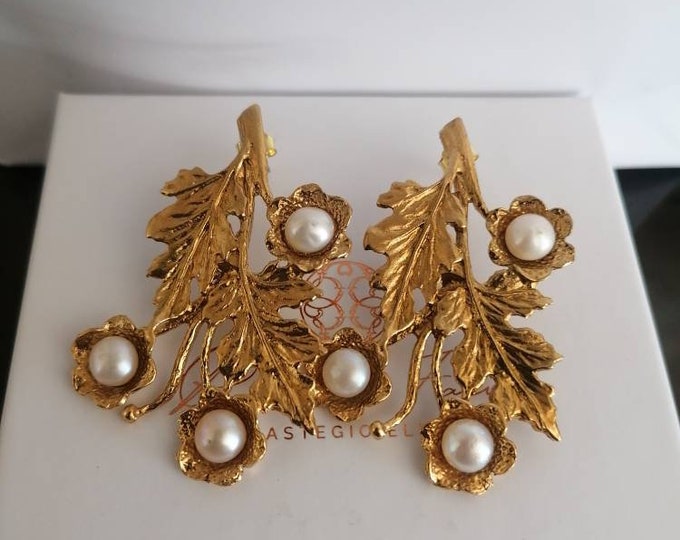 Gold on bronze earrings finished with natural pearls