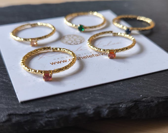 5 adjustable rings in gold on bronze and finished with natural multicolored topazes