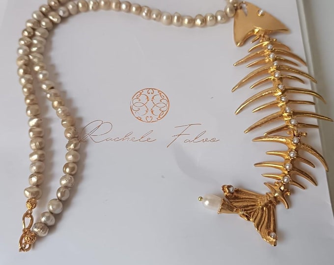 Collana Perle Naturali con Pendente Lisca di Pesce Snodato Oro, Girocollo Elegante Scultoreo Rachele Falvo, Gioielli Marini d'Arte