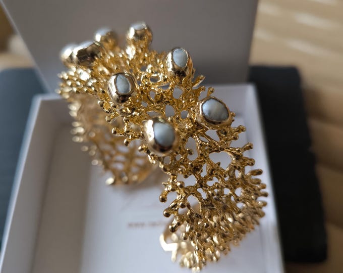 adjustable coral bracelet in gold on bronze and finished with natural mother-of-pearl
