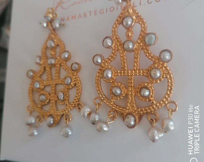 Matte gold and natural pearl earrings