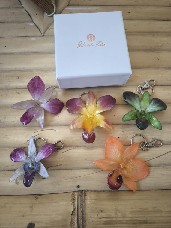 Charm Borsa Orchidea Cattleya Vera, Portachiavi Fiore in Resina Infrangibile, Ciondolo Collana 2 in 1, Regalo Botanico, Accessorio Moda