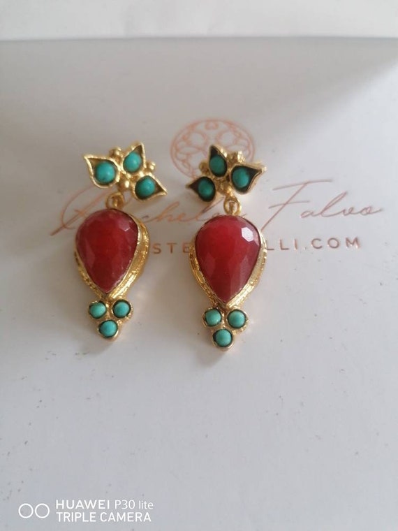 Pair of earrings in matt gold on bronze and finished with red agates and natural turquoises