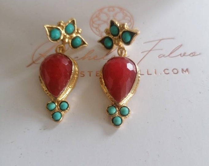 Pair of earrings in matt gold on bronze and finished with red agates and natural turquoises