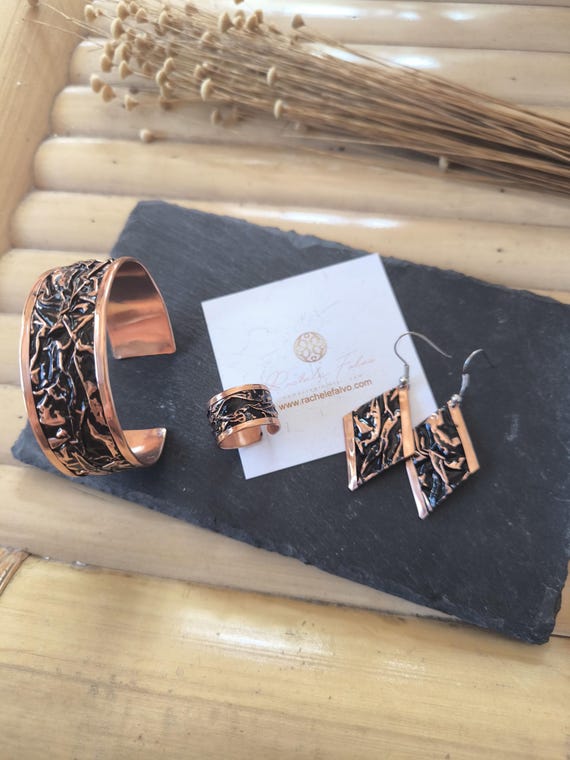 Complete bracelet, ring and earrings in embossed copper and goldsmith enamels