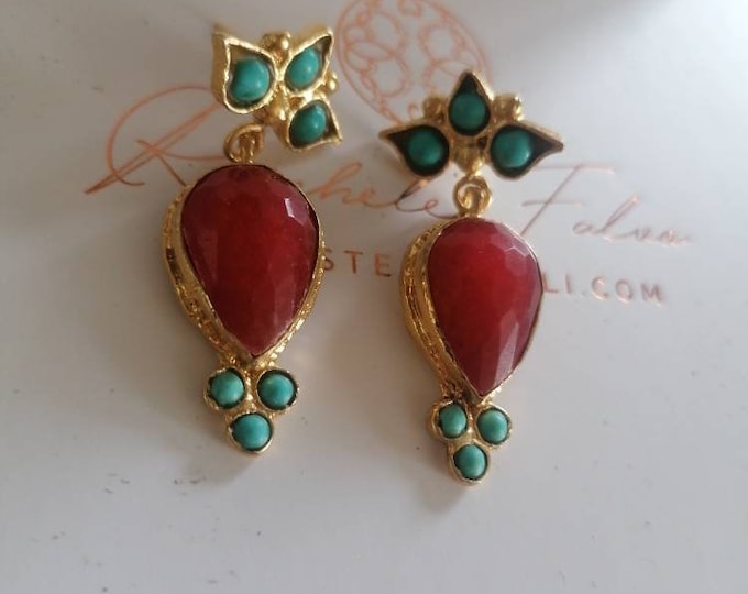 Pair of earrings in matte gold on bronze and finished with red agates and natural turquoises.
