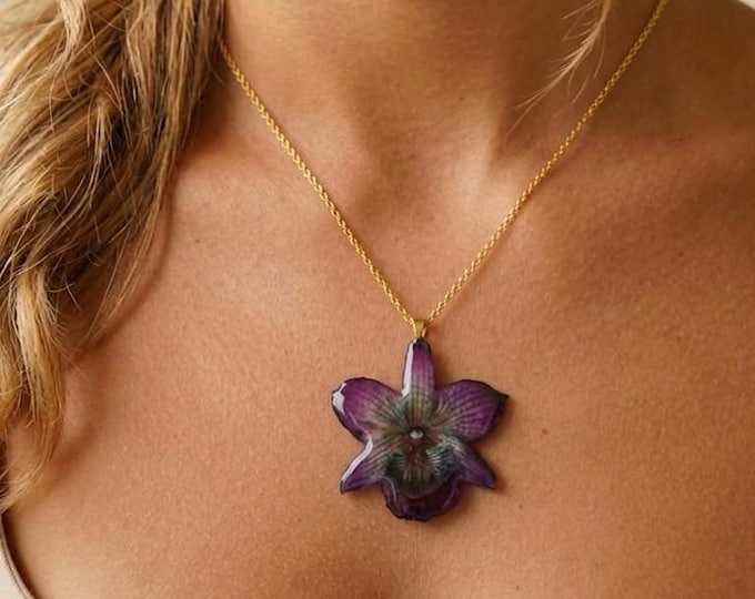 Collana Orchidea Viola con Riflessi Azzurri, Gioiello Botanico in Resina, Pendente Fiore Vero, Oro su Bronzo Nickel Free, Regalo Raffinato