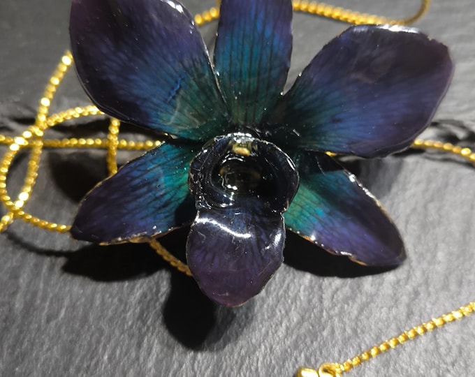 Collana di Orchidea dai colori unici inglobata nella resina e saliscendi in oro galvanizzato regolabile