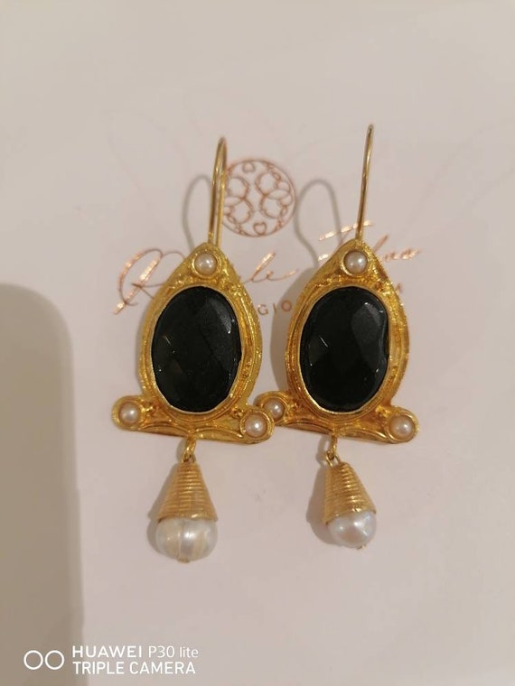 Etruscan style earrings in gold on bronze and finished with natural pearls and faceted black onyx