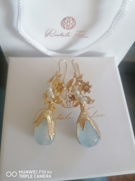 Etruscan earrings in gold on bronze and finished with pearls and faceted raw topaz