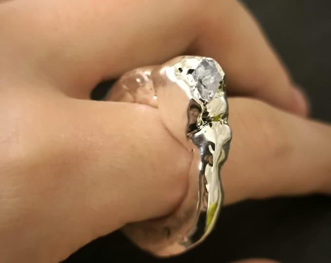 Ring in 999 silver and raw amethyst on precious resin