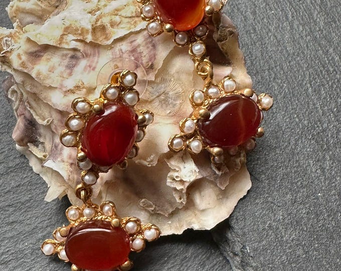 Dangling earrings in matte gold on bronze, crafted with natural carnelian and pearls