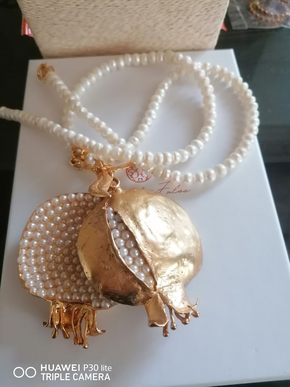 Spectacular pomegranate necklace, in matte gold on bronze and finished with natural white pearls