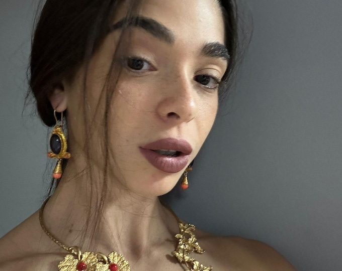 Elegant necklace with gold leaves on bronze and red corals