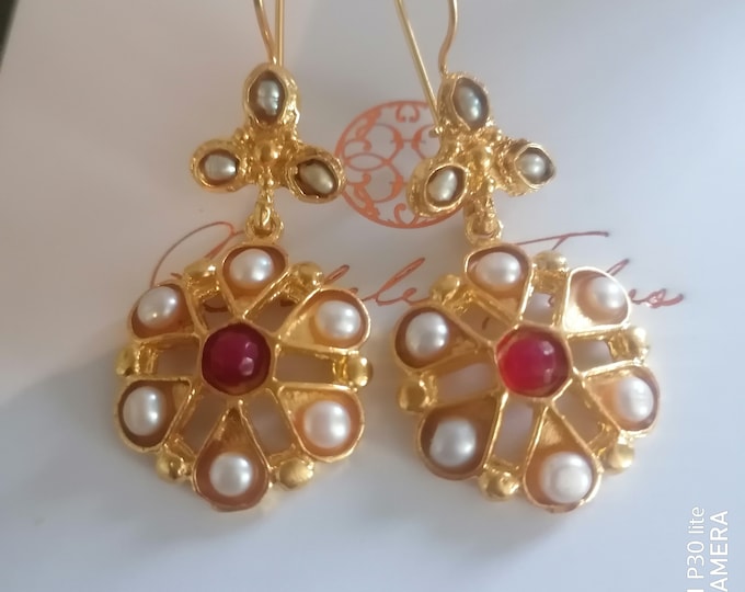 Matte gold earrings on bronze and finished with natural pearls and red jaspers