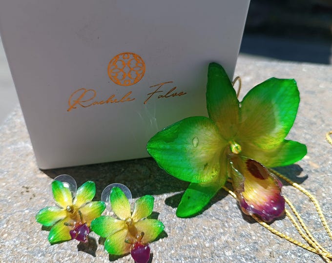 Set Gioielli Orchidea Verde, Collana Saliscendi e Orecchini Coordinati, Parure Botanica in Resina Artigianale, Regalo Unico per Lei