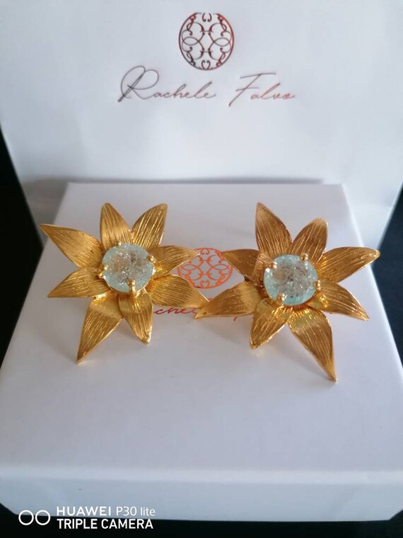 Spectacular lobe earrings in matt gold on bronze and finished with natural Quartzites