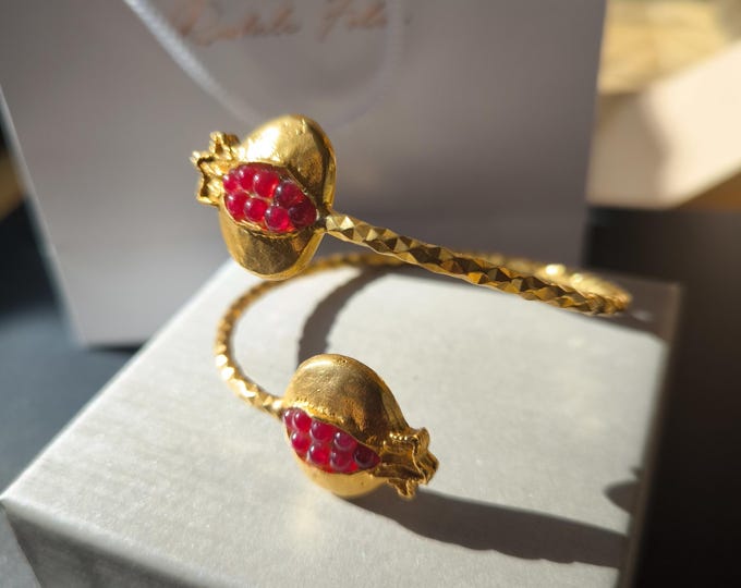 Adjustable bracelet with pomegranates in matte gold and red garnets