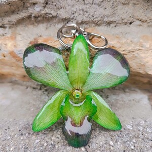Cattleya Orchid Bag Charm, Shatterproof Resin Flower Keychain, 2-in-1 Necklace Pendant, Botanical Gift, Fashion Accessory verde viola