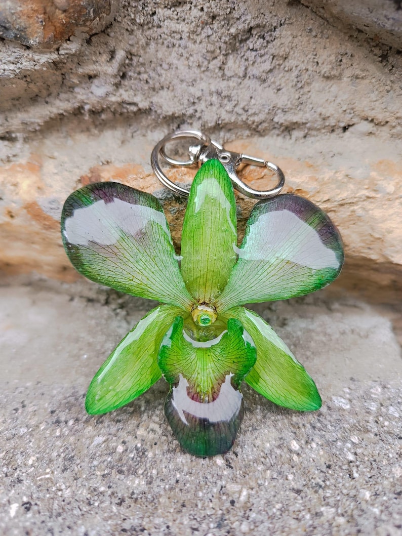 Cattleya Orchid Bag Charm, Shatterproof Resin Flower Keychain, 2-in-1 Necklace Pendant, Botanical Gift, Fashion Accessory verde viola
