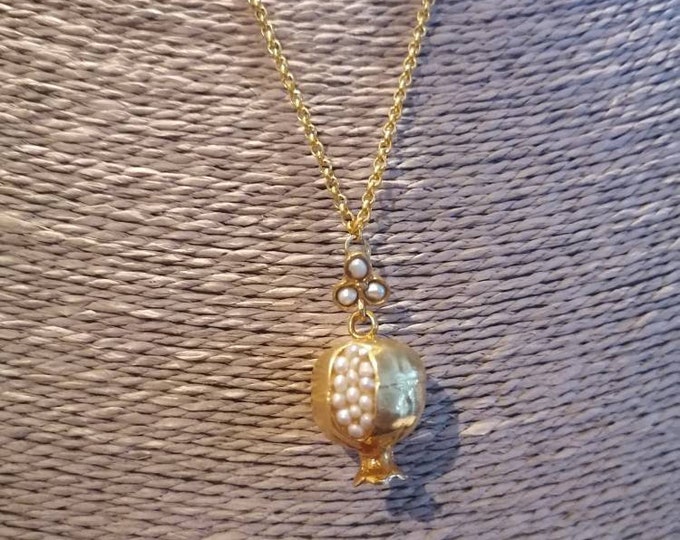 Pomegranate necklace in matte gold on bronze and finished with natural pearls
