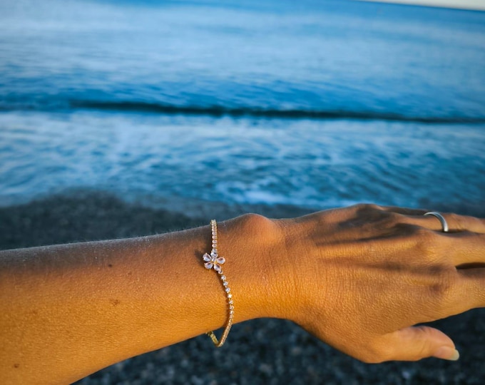 Surgical steel tennis bracelet finished with natural green quartzites. Suitable for both men and women.