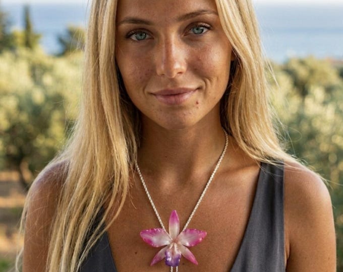 Collana Orchidea Queen Cattleya Rosa in Resina, Fiore Vero, Saliscendi Argento su Bronzo, Gioiello Elegante per Cerimonie, Regalo Raffinato