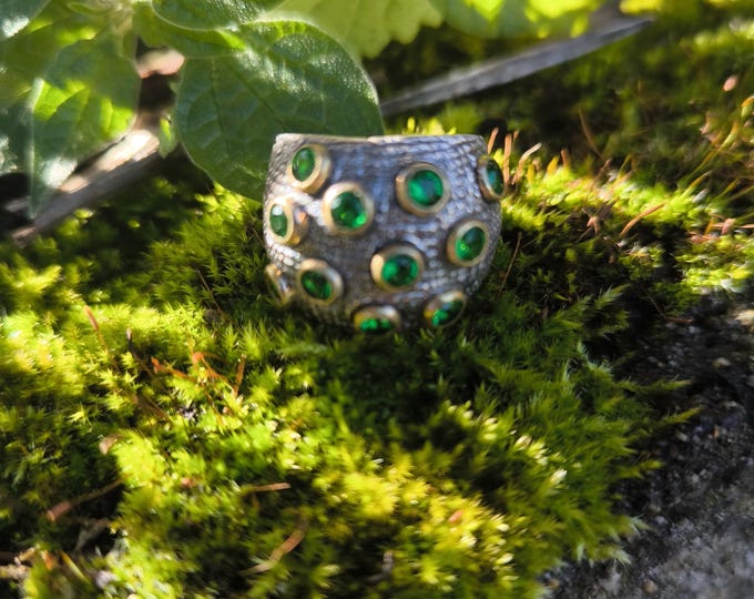 Adjustable rings in burnished silver with gold-plated embroidery and finished with natural stones.