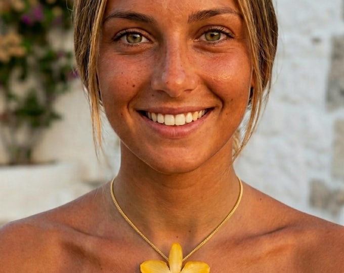 Collana Orchidea Ibrida Gialla Oro in Resina, Ciondolo Fiore Vero, Saliscendi Regolabile Oro su Bronzo, Gioiello Botanico Elegante e Leggero