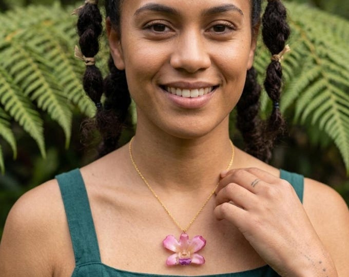 Collana orchidea rosa  in resina catenina in acciaio dorato - regalo per lei - piccola orchidea preziosa -
