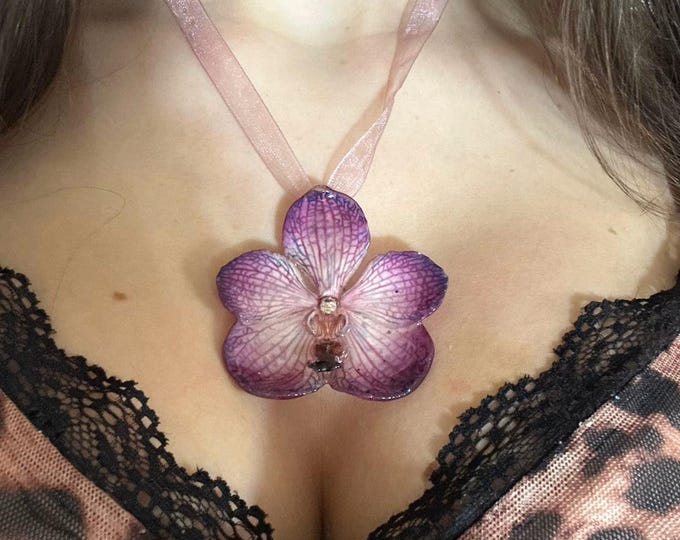 Collana Orchidea Vanda Viola Naturale con Saliscendi in Filo Organza – Gioiello Botanico, Fiore Vero in Resina, Regolabile, Regalo Natura