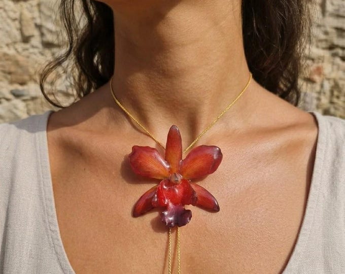 Collana Orchidea Rossa Vera in Resina, Pendente Fiore Naturale, Gioiello Botanico Saliscendi Regolabile, Regalo per Lei, Arte da Indossare