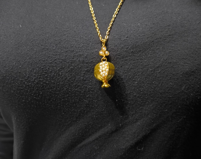 Pomegranate necklace in matte gold on bronze and finished with natural pearls