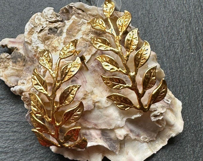 Curved leaves earrings in matt gold