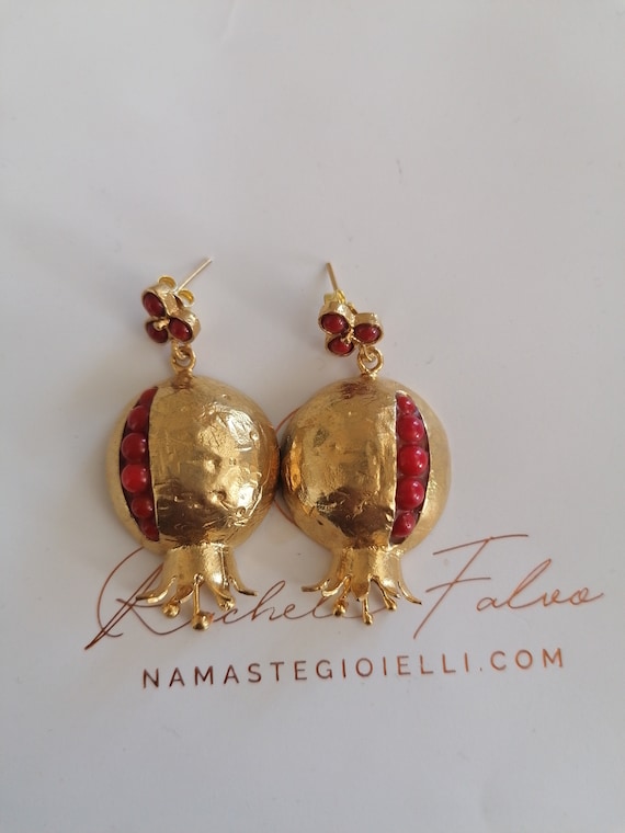 Pair of pomegranate earrings in gold galvanization on bronze and red corals