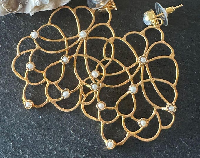 Earrings in matte gold on bronze and finished with natural pearls.