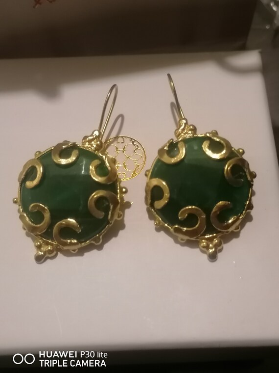 Matte gold earrings on bronze and finished with raw green jades