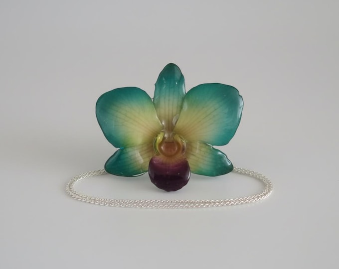 Collana Orchidea Verde Gialla Vera in Resina e Argento | Gioiello Botanico Regolabile | Regalo Donna Unico | Ciondolo Fiore Naturale Italy