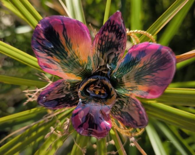 Collana orchidea dendrobium metallic colors inglobata in resina e rifinita con saliscendi oro su bronzo regolabile a piacimento