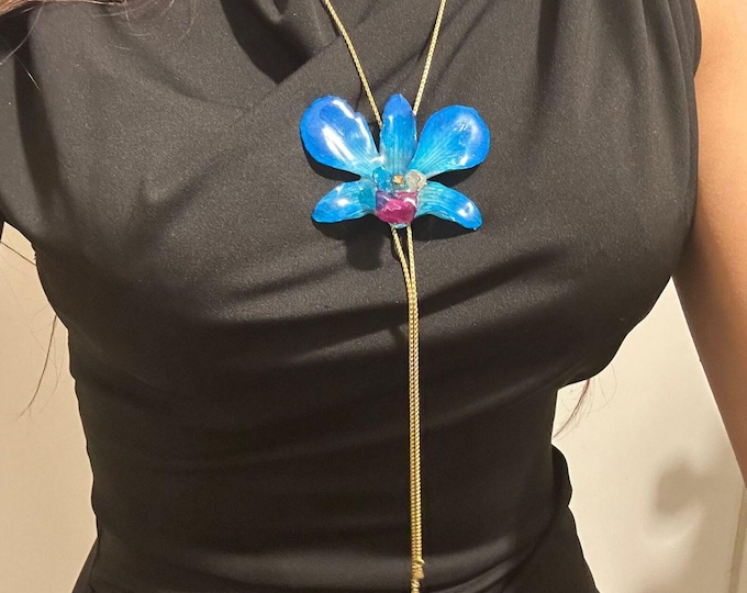 Collana Orchidea Azzurra Vera in Resina, Ciondolo Fiore Stabilizzato, Saliscendi Regolabile Oro, Gioiello Cottagecore Fairycore