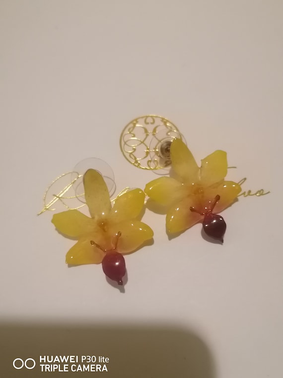 Dorotis mini orchid earrings